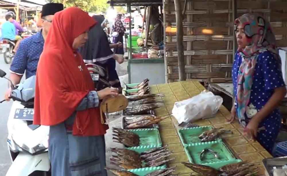 Pembeli di Pasar Ikan Asap Kedungboto