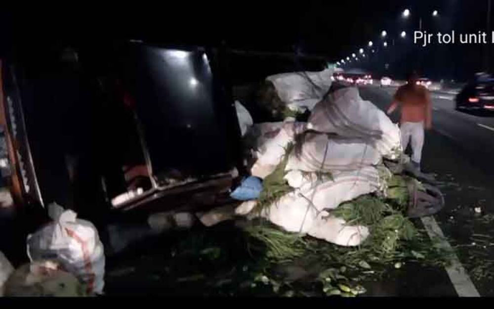 Kirim Sayur ke Pasar Keputran, Pikap ini Terguling di Tol Sidoarjo