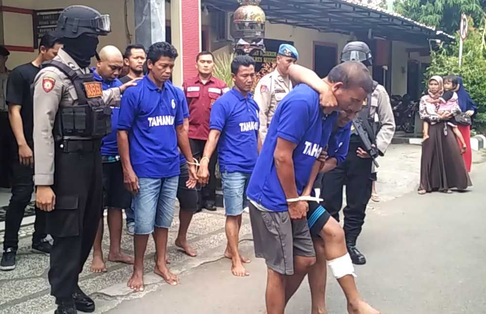 Tersangka begal, Alvi dipapah petugas setelah ditembak kakinya oleh polisi