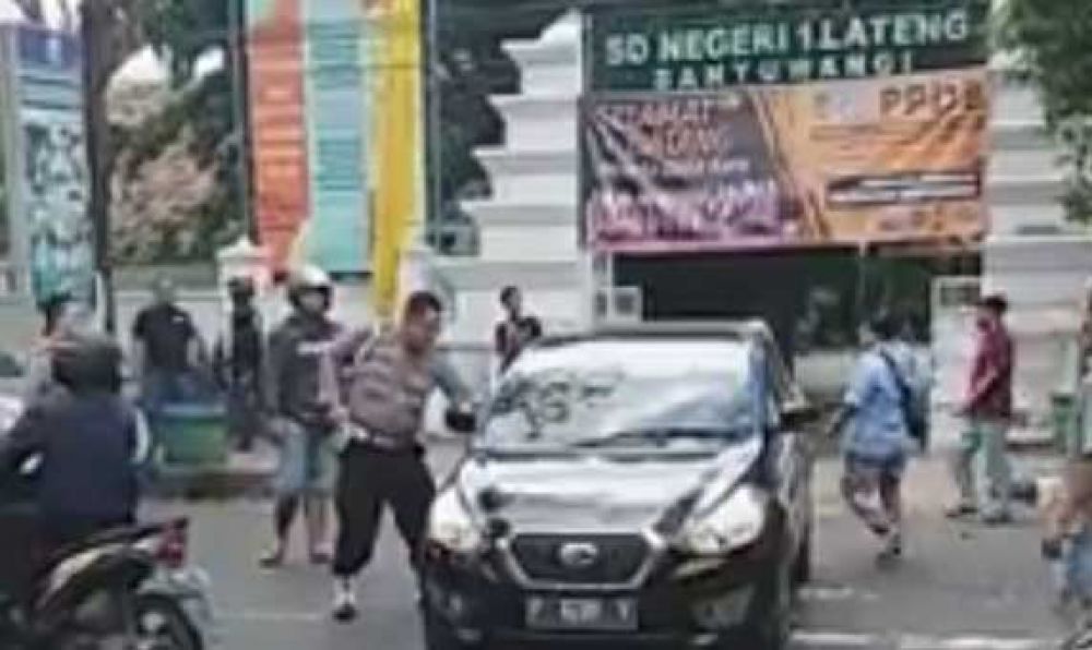 Viral Video Pengemudi Mobil Acungkan Pisau ke Polisi di Banyuwangi