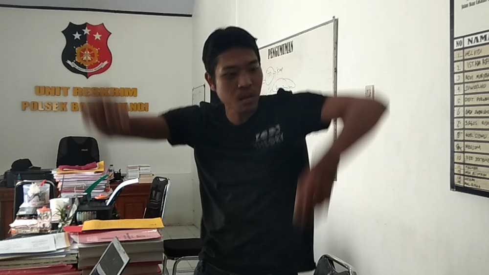 Pelaku saat memamerkan jurus silat kepada penyidik dan wartawan