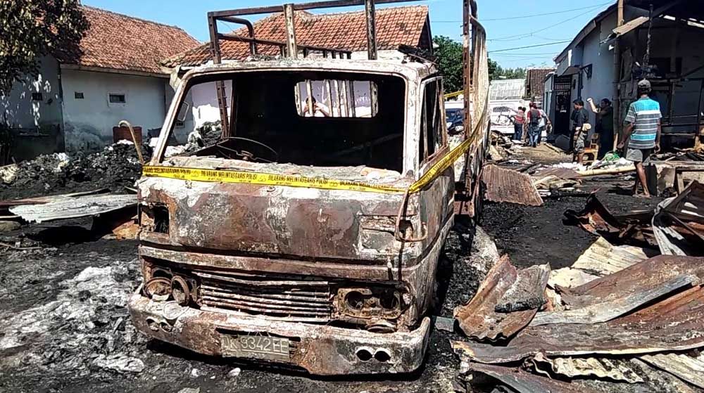 Gudang rongsokan yang terbakar di Banyuwangi