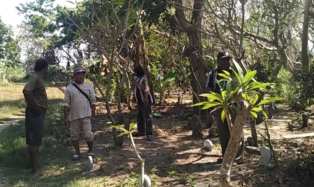 Warga Dusun Menanggas Wetan Pasuruan di lokasi makam