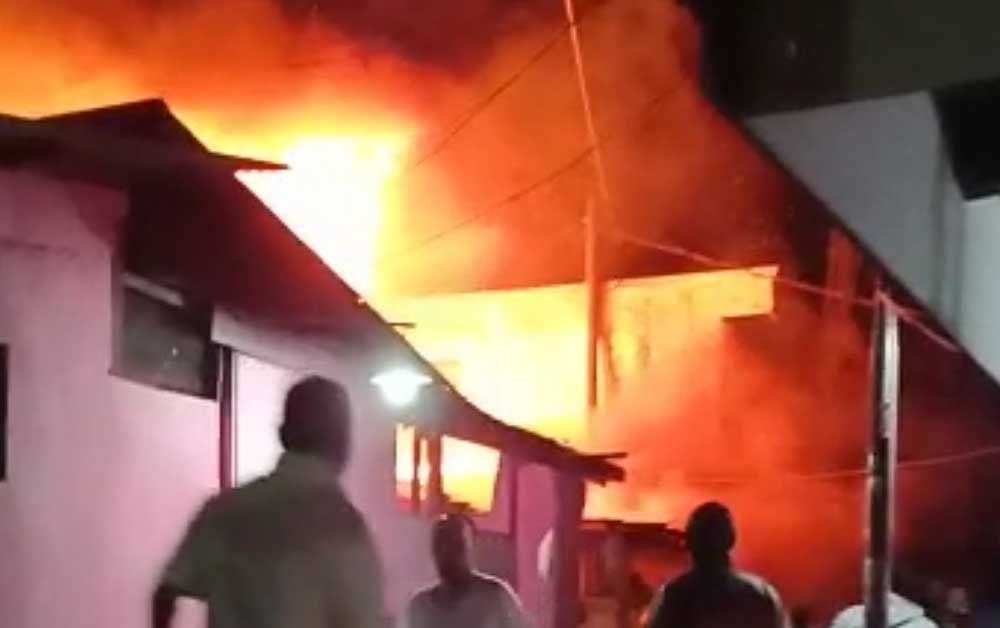 Warga bantu padamkan api yang membakar warung makan