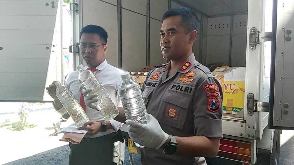 Kapolres Banyuwangi, AKBP Taufik Herdiansyah Zeinardi tunjukkan Arak Bali yang disita