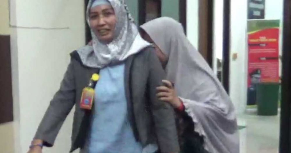 Lilik berusaha menyembunyikan muka di punggung pengacaranya