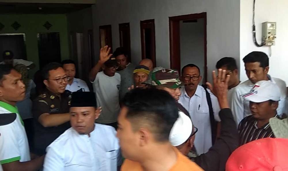 Pertemuan warga di Banyuwangi nyaris bentrok