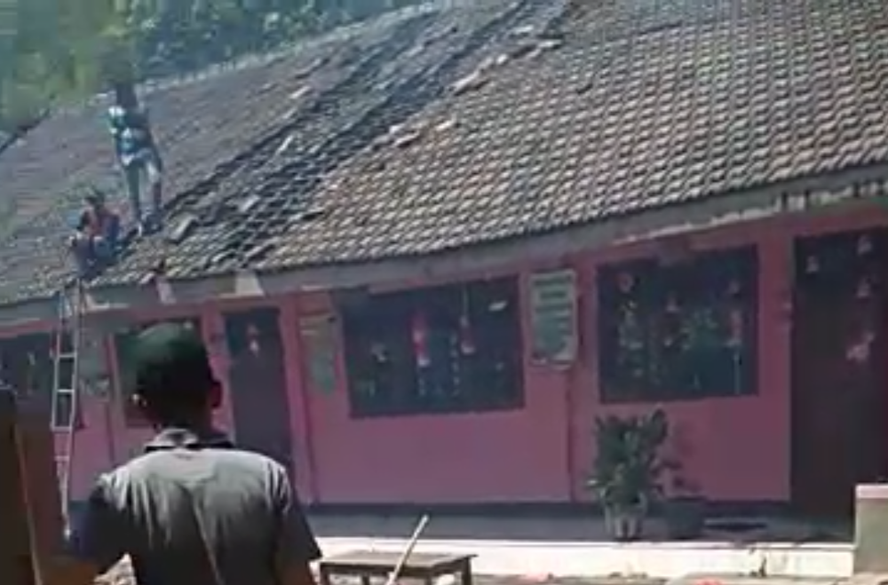 Kebakaran dua kelas di Mojokerto