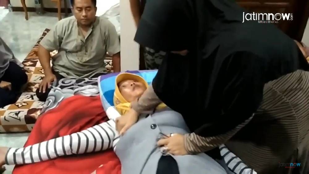 Ningsih Tinampi saat mengobati pasien