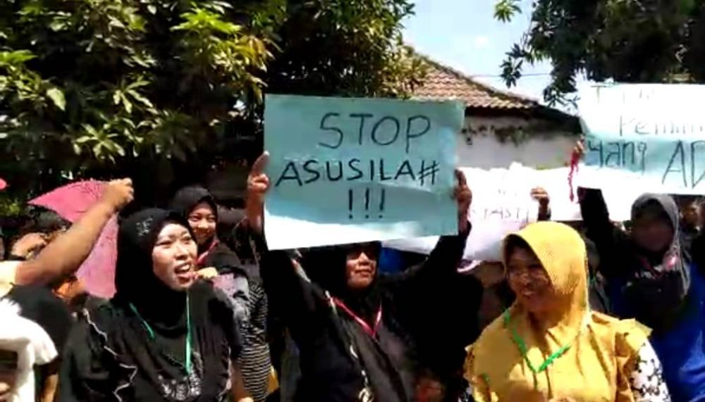 Warga demo di kantor balai desa Kedungrejo, Sidoarjo