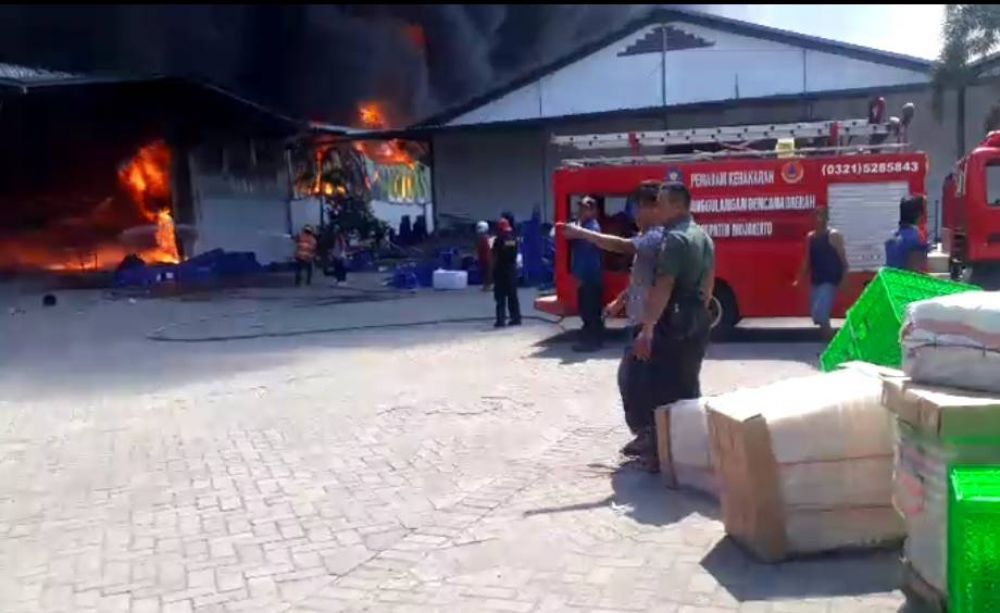 Api membakar pabrik plastik CV Surya Santoso Sejati