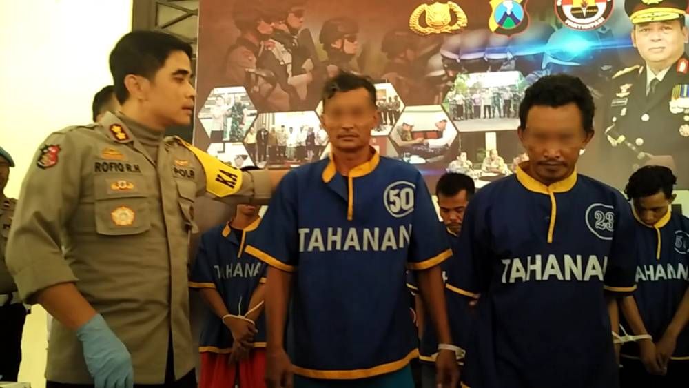 Dua pelaku yang diduga membakar hutan di Gunung Welirang diamankan