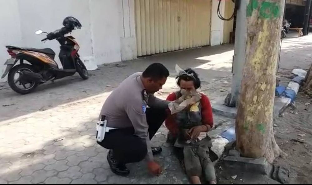 Video seorang polisi di Jombang berikan makan kepada ODGJ