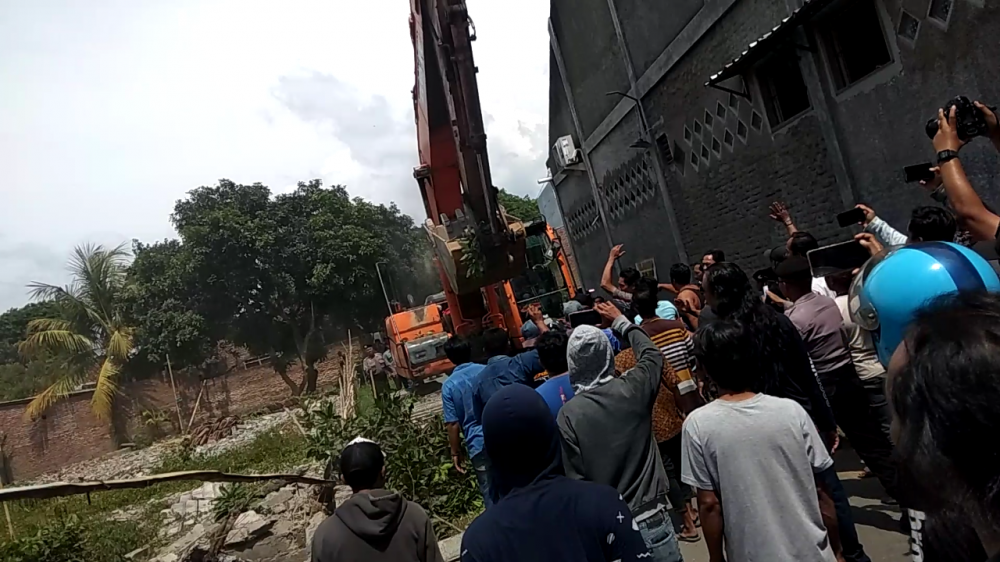 Eskavator yang akan mengeksekusi lahan dan rumah dihadang warga 