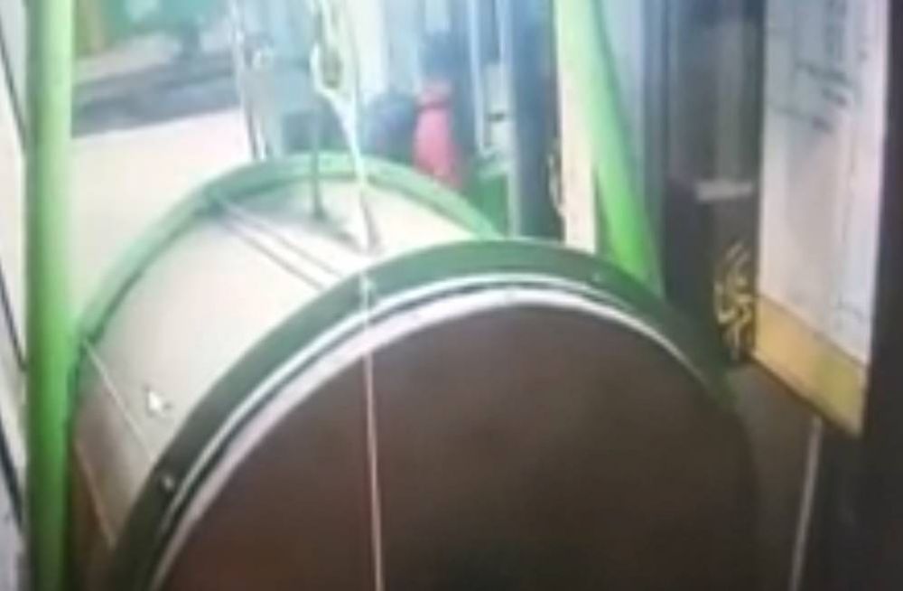 Capture rekaman CCTV pencurian kotak amal Masjid Mujahidin, Mojokerto