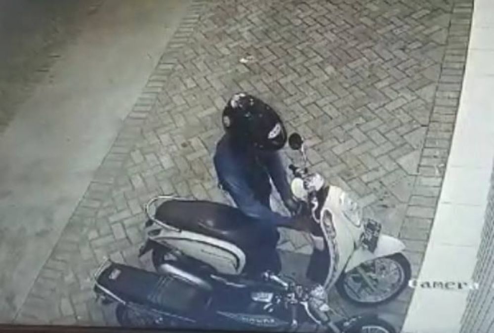 Pencurian motor di Mojokerto yang terekam CCTV