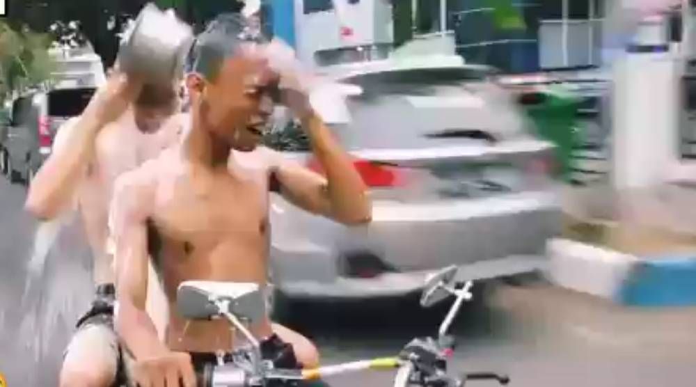 Screenshot video yang beredar dua pelajar di Kota Pasuruan mandi sambil mengendarai motor