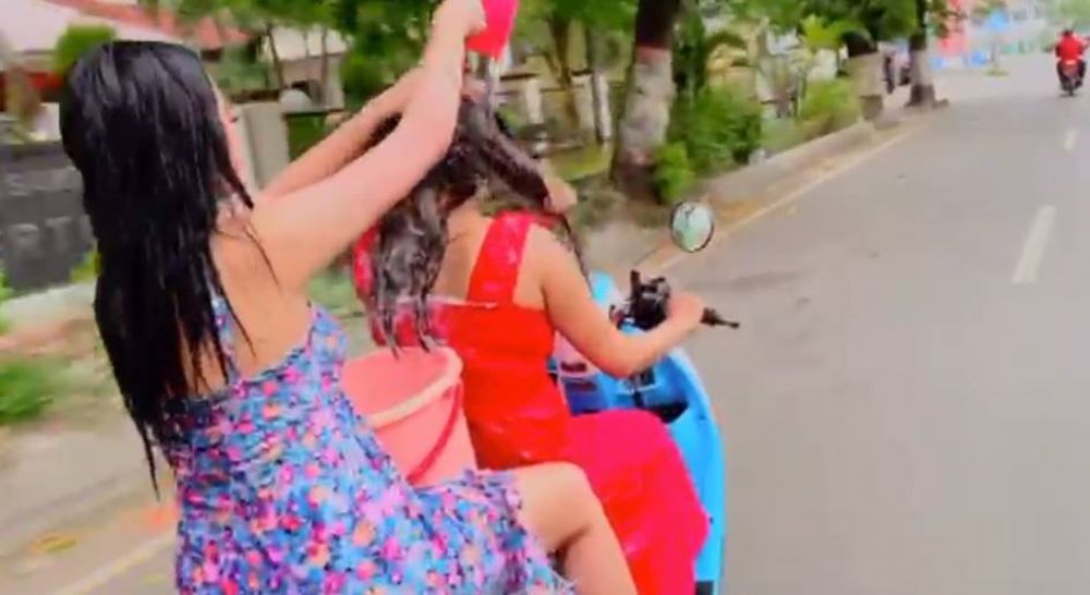 Tangkapan layar video viral dua cewek seksi mandi sambil naik motor di jalan raya di Mojokerto