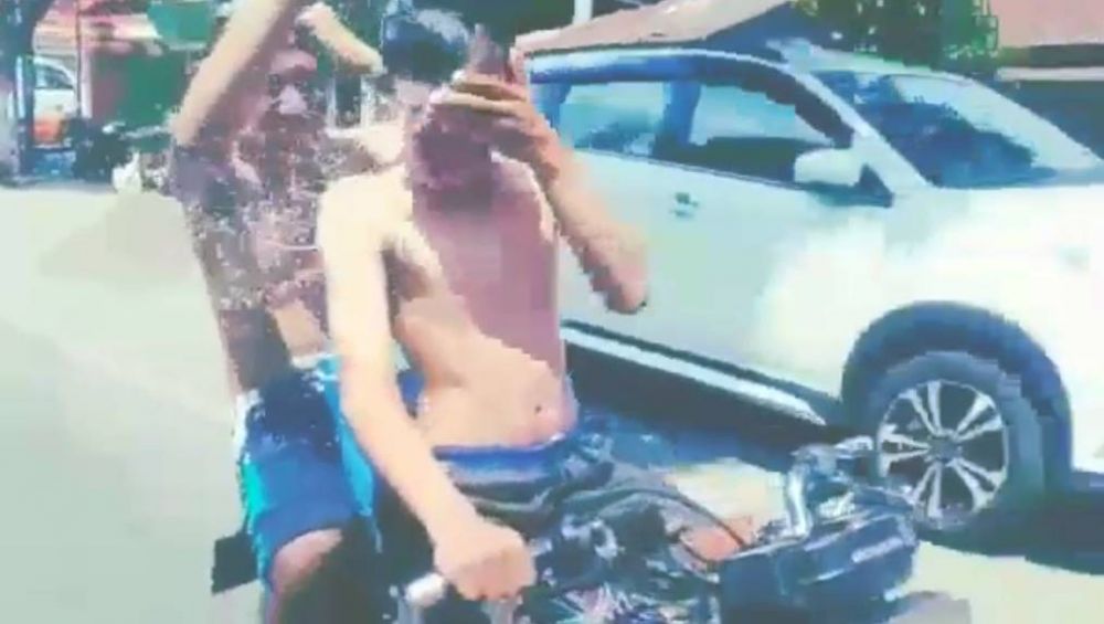 Video dua remaja mandi di atas motor beredar di Mojokerto