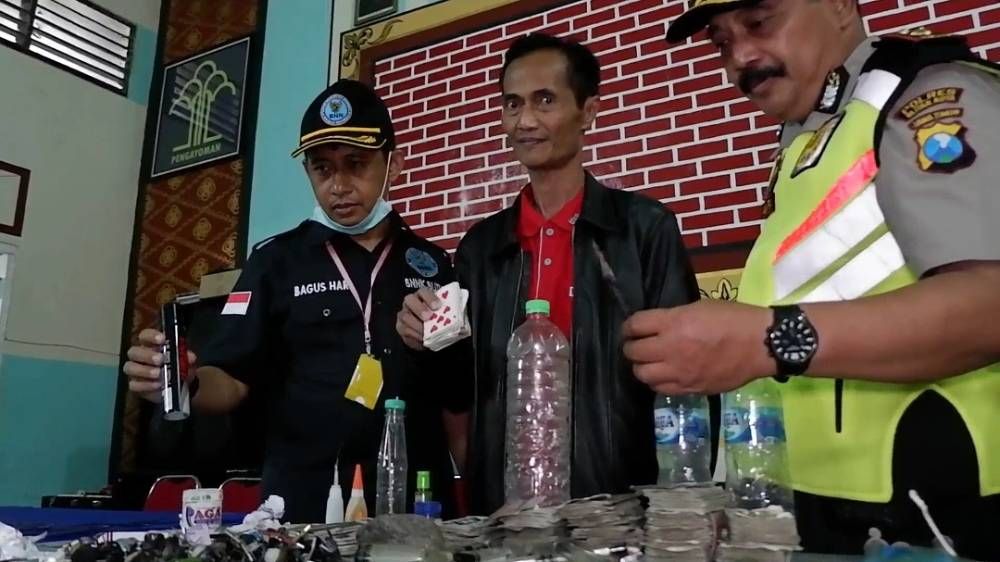 Petugas tunjukkan barang yang disita dari penghuni Lapas Kelas II Blitar
