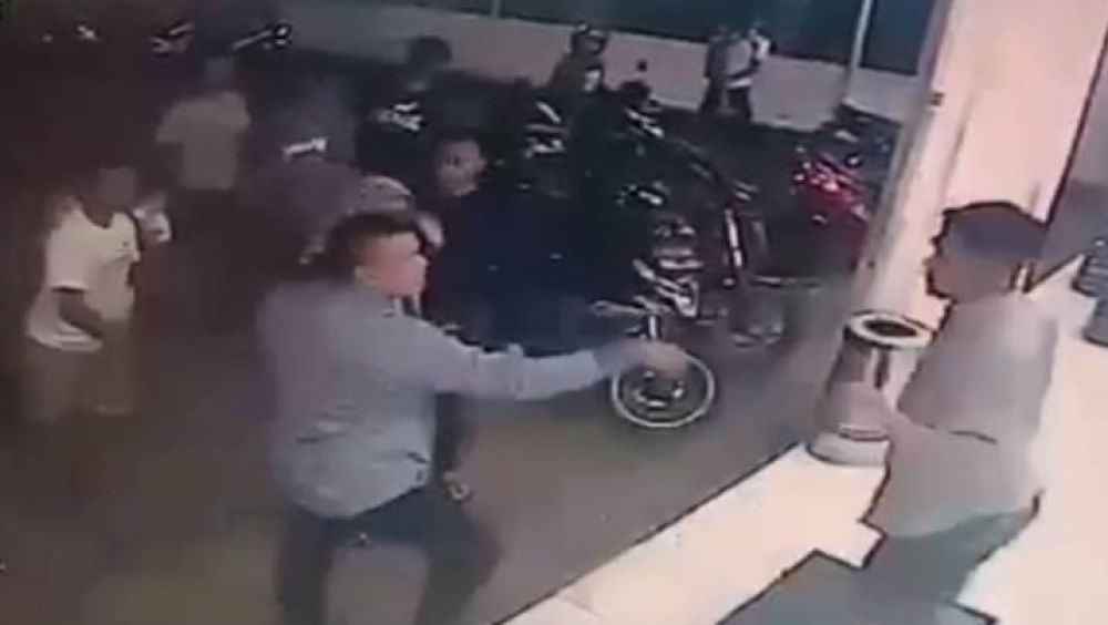 Capture CCTV pengeroyokan dan penikaman pada korban