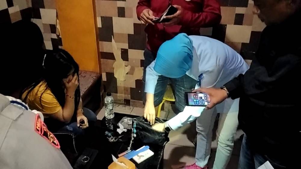 Razia Hiburan Malam, Pengunjung dan Pemandu Lagu di Tes Urine