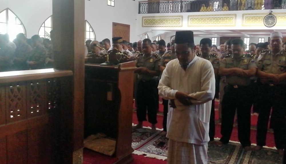 Pelaksanaan Salat Gaib di Masjid Polda Jatim