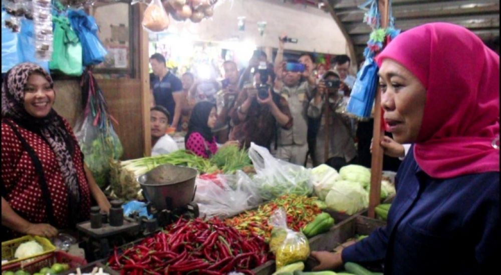 Gubernur Khofifah tinjau harga bahan pokok di Pasar Tambakrejo Surabaya