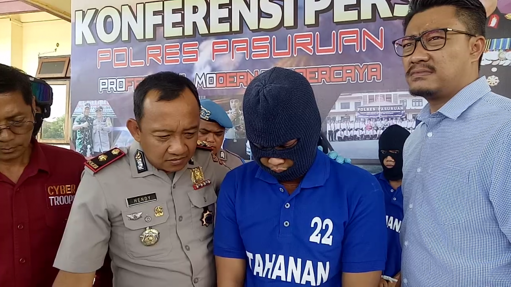 Pelaku saat diamankan polisi