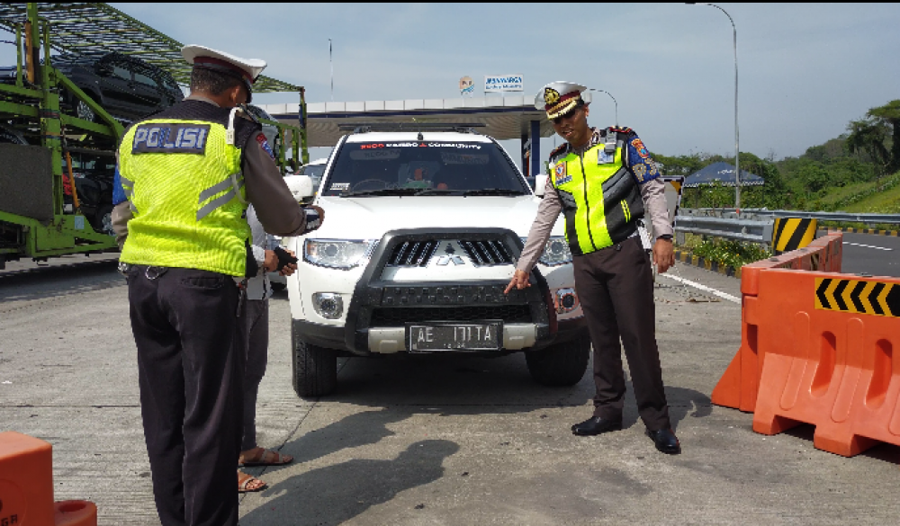 Penindakan terhadap kendaraan oleh Sat PJR Polda Jatim di Tol Warugunung