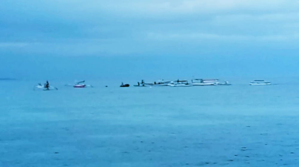 Tangkapan layar video nelayan menggunakan bom ikan di Banyuwangi