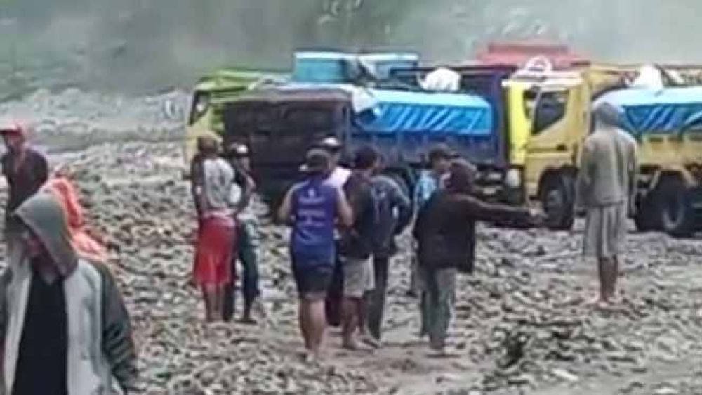 Truk dan penambang yang terjebak banjir lahar hujan berhasil selamat