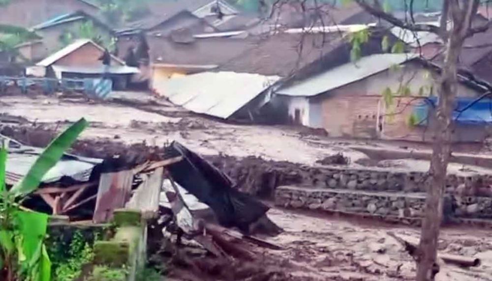 Banjir menerjang kawasan perkampungan di lereng Gunung Ijen