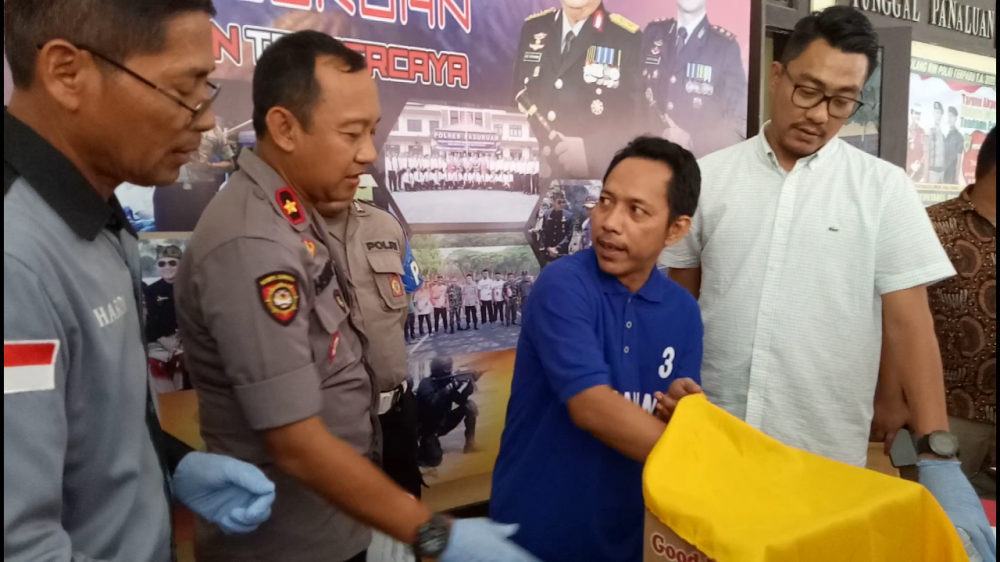 Pelaku tunjukkan cara penggandaan uang dan emas di depan polisi