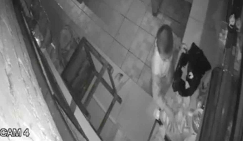 Rekaman CCTV perlihatkan seorang bocah mencuri kotak amal