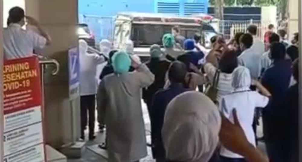 Para perawat di RS Siloam Hospitals memberikan hormat kepada peti jenazah yang membawa rekan sejawatnya