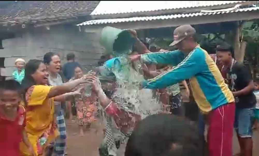 Suka cita warga menyambut kedatangan Kakek Mukadar setelah menjalan karantina Covid-19