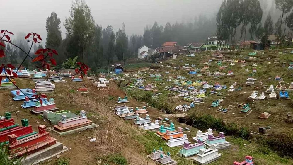 Makam dengan aneka warna di Desa Ngadirejo, Pasuruan