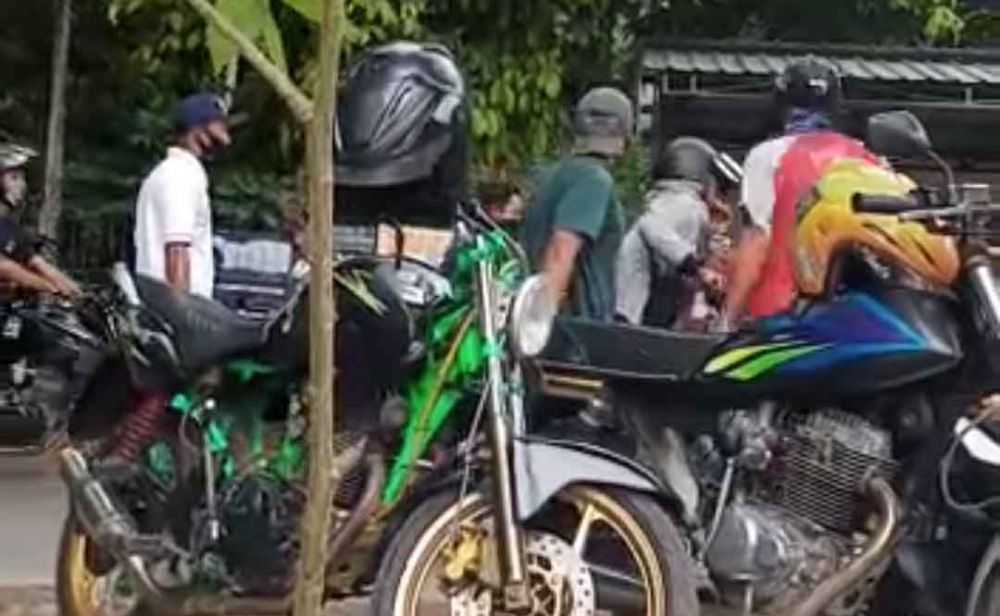 Capture video pengendara motor dipukul dengan sandal