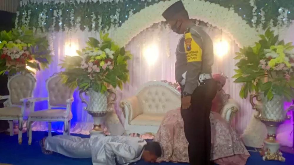 Tak Pakai Masker, Pengantin Pria Dihukum Push Up di Atas Pelaminan