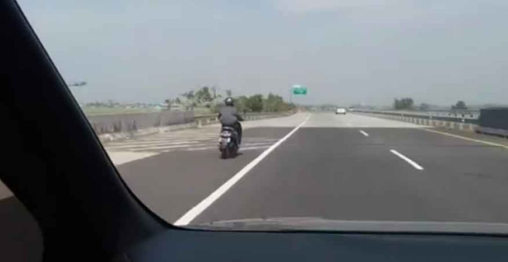 Ikuti Petunjuk Google Maps, Pemotor ini Masuk Tol Jombang-Mojokerto