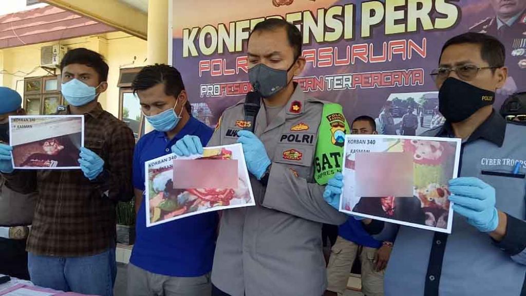 Polisi tunjukkan foto pembunuhan yang dilakukan pelaku