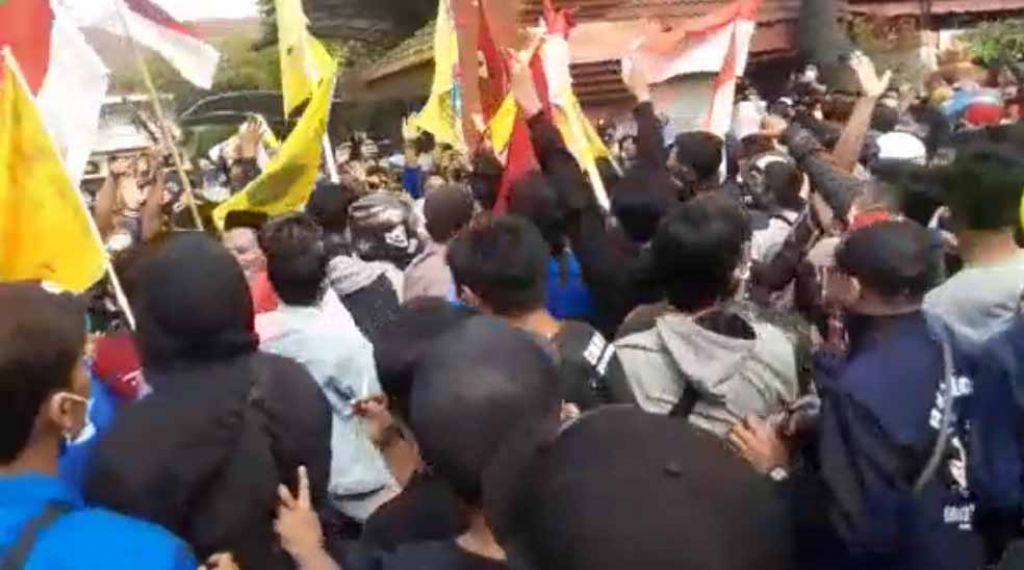 Keributan mahasiswa dan petugas di Kota Mojokerto
