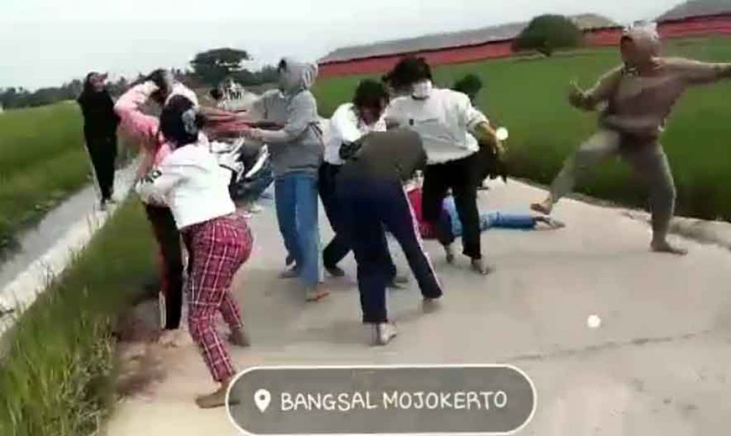 Tangkapan layar video geng cewek tawuran disebut di Mojokerto