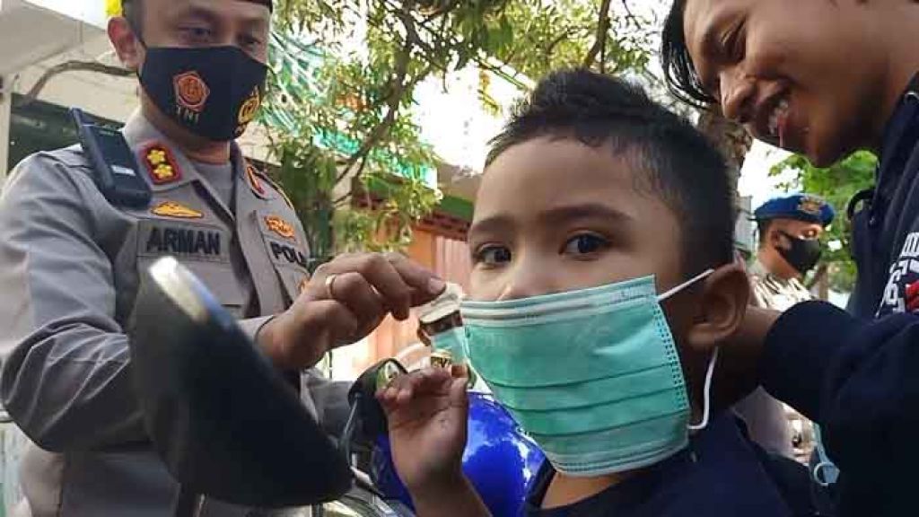 Kapolres berikan helm dan masker kepada pengendara