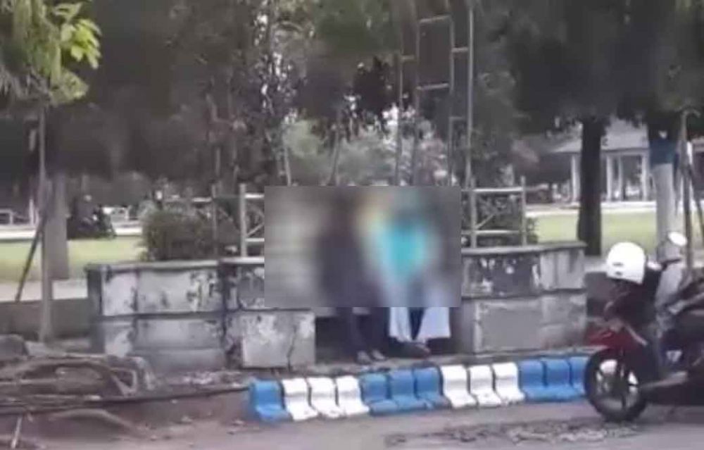 Tangkapan layar video di Alun-alun Ponorogo yang masih ada warga tidak terapkan physical distancing