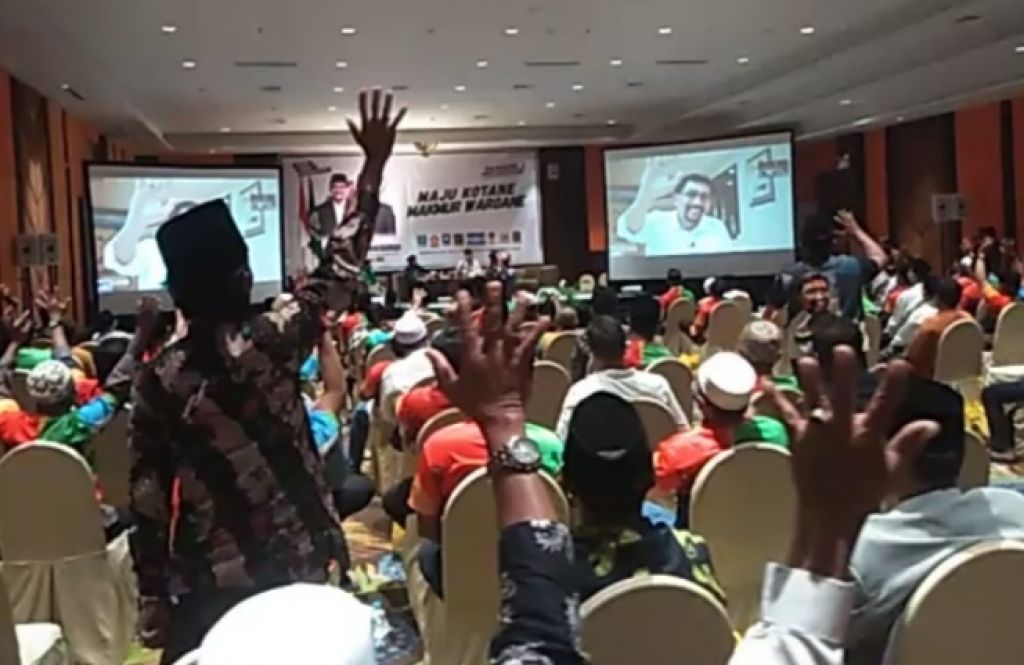 Machfud Arifin menyapa pendukungnya melalui daring