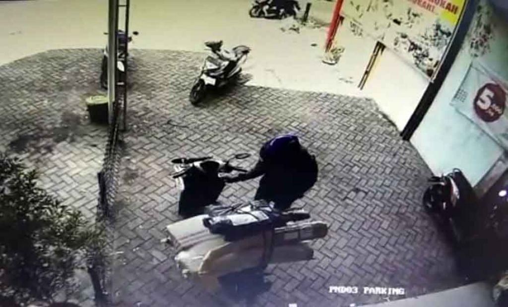 CCTV pencuri ambil motor dan paketan