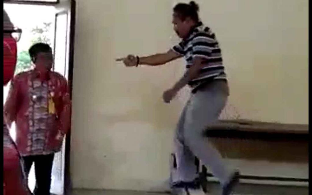 Video Seorang Pria asal Jombang Ngamuk dan Tendang Kades Beredar di Medsos