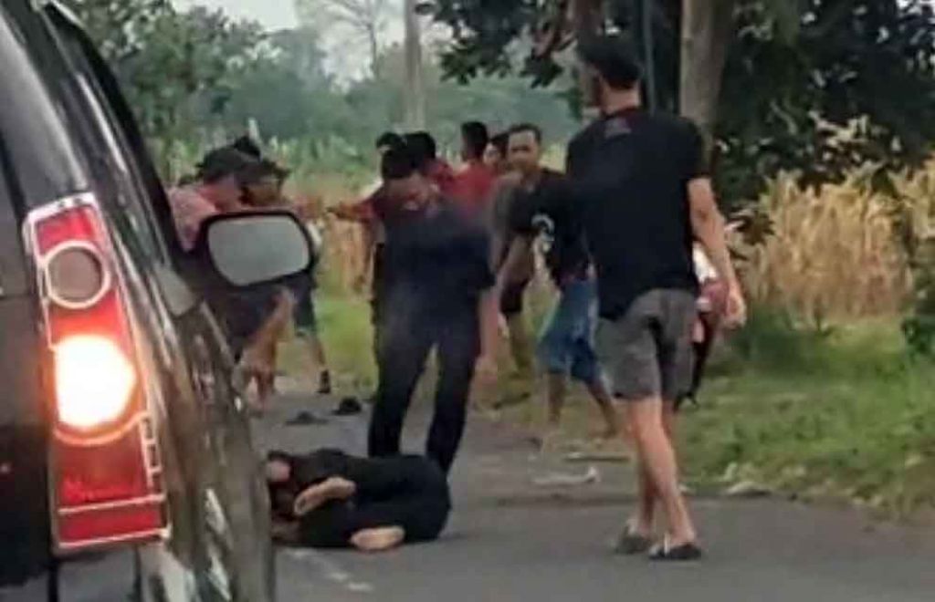 Tangkapan layar video tawuran remaja di Jombang yang beredar di medsos

